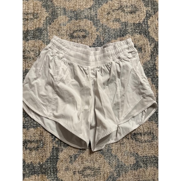 lululemon athletica Pants - Lululemon Hotty Hot LR Short 4" Lined Size 4 Excellent Condition
